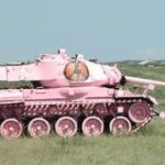 Antimilitaristas pintan un tanque de rosa en un campo de maniobras