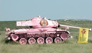 Antimilitaristas pintan un tanque de rosa en un campo de maniobras