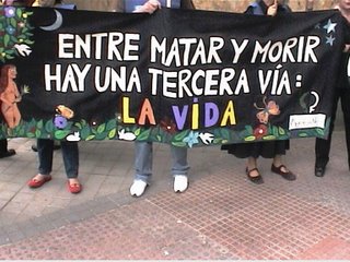 MUJERES:
Pacifismo se viste de negro