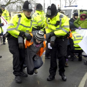 Aldermaston: 10 miembros de Alternativa Antimilitarista-MOC detenidos. Bloqueados la totalidad de los ocho accesos al complejo de armamento nuclear + [VÍDEO]